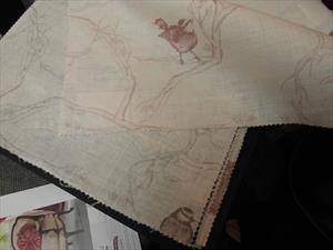 Ткани Tradescant and Son коллекция Cyanistes, на ткани рисунок с птицами в коричневом и терракотовом цвете.