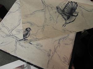 Ткани Tradescant and Son коллекция Cyanistes, на ткани рисунок с птицами в голубом цвете.